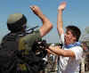 Beit Awwa 19/09/04 - anarchico israeliano durante la protesta a Shekef