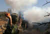 Budrus 22/09/04 - militare israeliano lancia granata ad urto contro i manifestanti