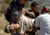 Beit Awwa - 03-10-04. Manifestante ferito da proiettile ricoperto di gomma (foto reuters)
