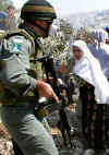Beit Awwa -03-10-04. Manifestazione non violenta delle donne (foto reuters)